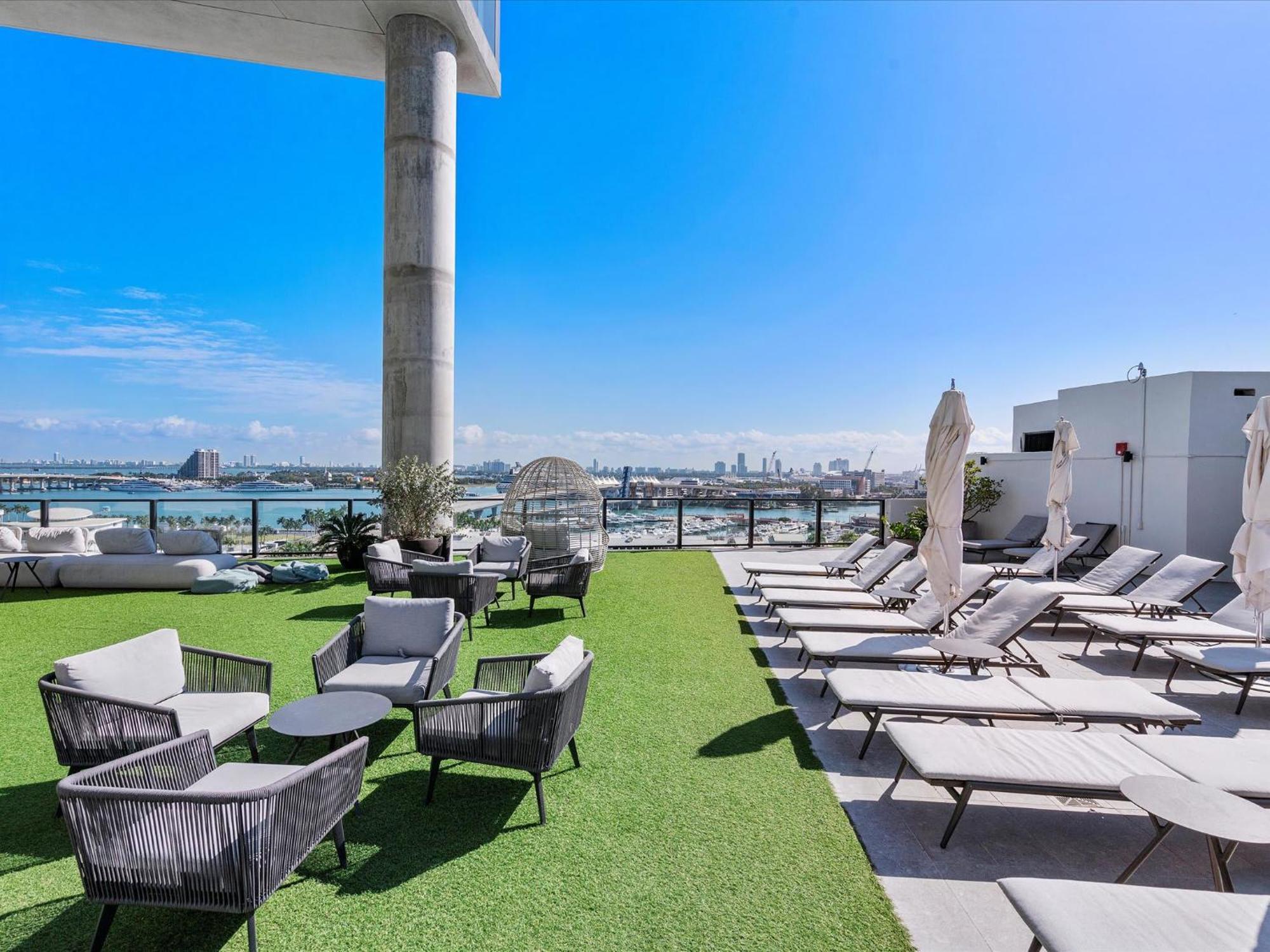 Mvr - Vip Pool Deck & Rooftop Lounge Access *